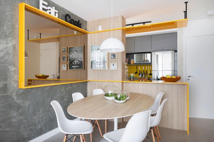 Sala e cozinha com detalhes em cinza e amarelo