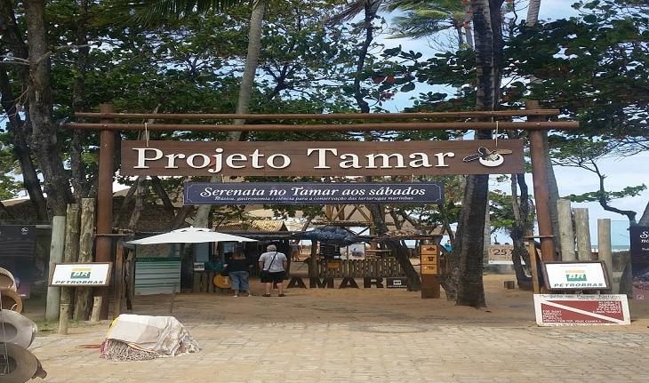Foto da fachada do Projeto Tamar, em Praia do Forte, Bahia