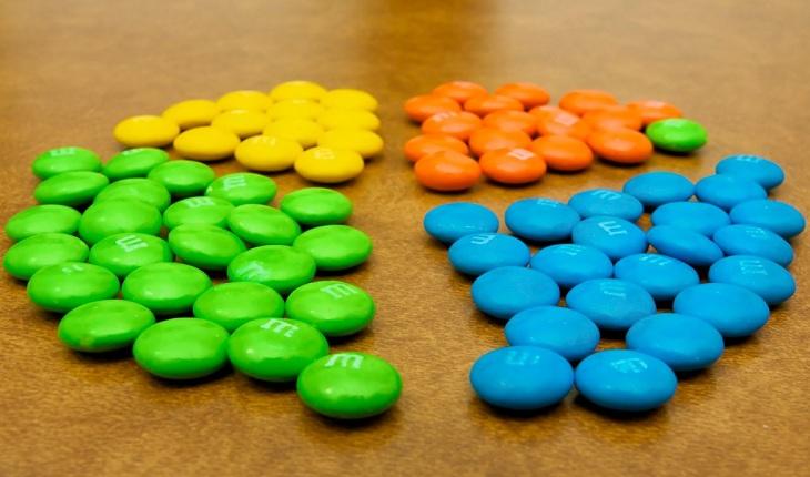 foto de vários chocolates separados por cor