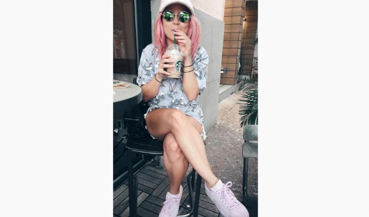 brasileiras estilosas no instagram Jessica Lobo camisetao e boné rosa