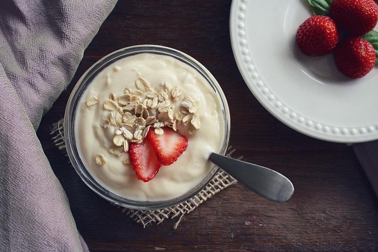 café manhã reeducação alimentar iogurte morangos