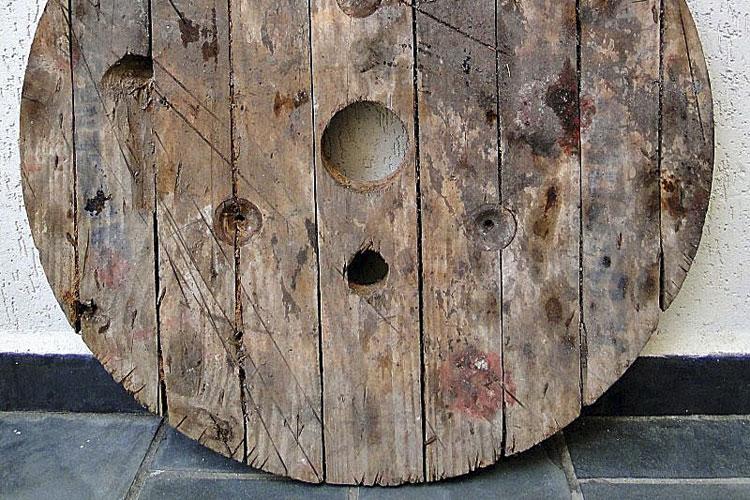 mesa feita com carretel antigo