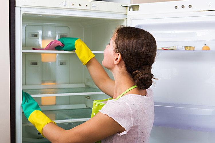 mulher limpando geladeira