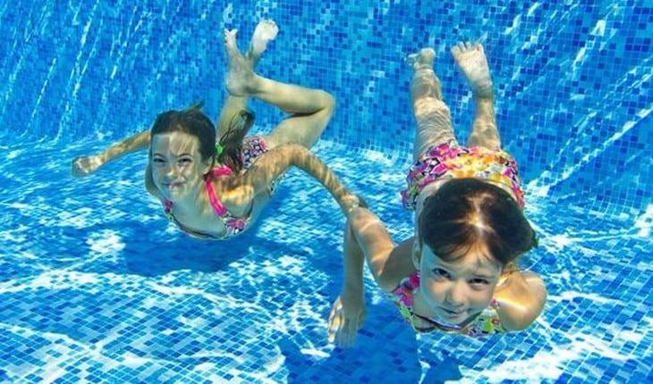 Crianças na piscina