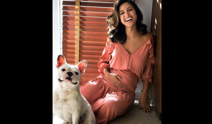 yanna lavigne grávida usando macacão rosa