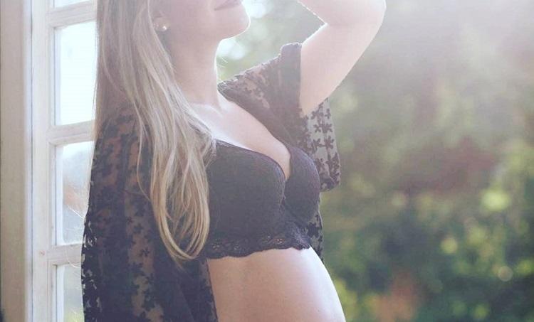 grávida na sacada com lingerie preta