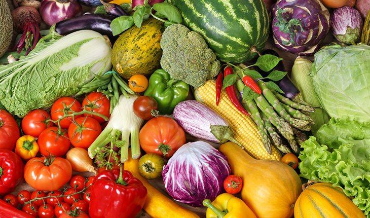 Na foto há verduras e legumes
