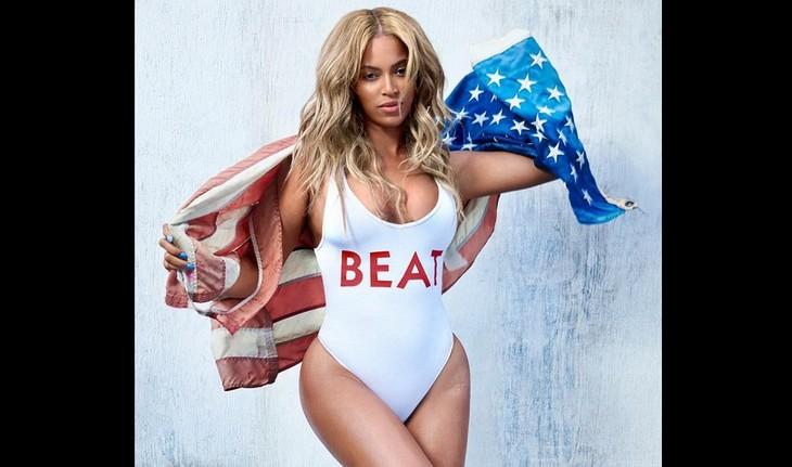 Beyoncé mostra o maiô cavado branco mais discreto