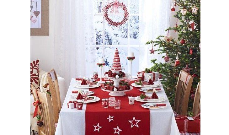 mesa quadrada decorada para o natal nas cores branca e vermelha, com estrelas, árvores e guardanapos