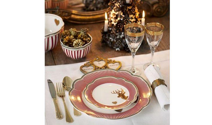 mesa com decoração de natal nas cores vermelha e dourada