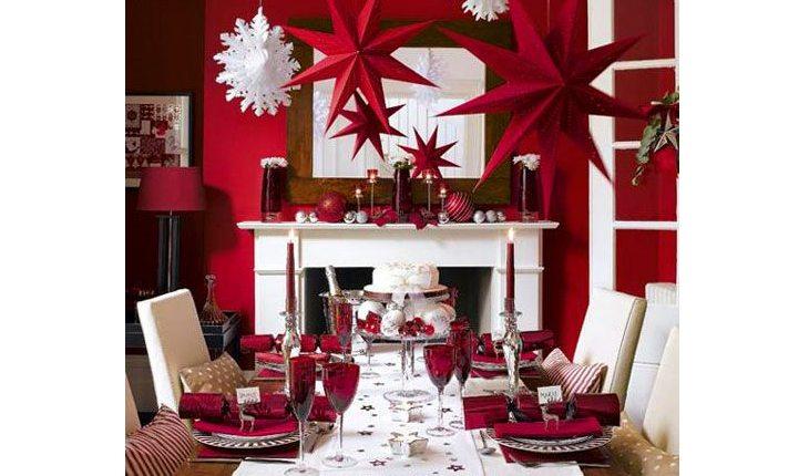 mesa decorada para natal com enfeites e peças de louça na cor vermelha