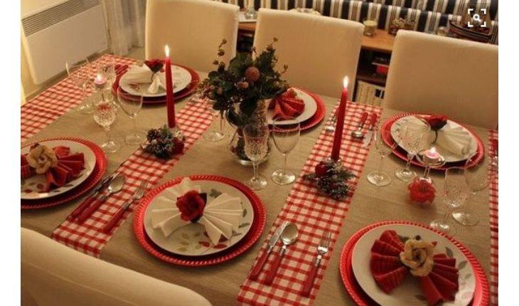 mesa comprida decorada ara o natal com as cores rústica e elementos em xadrez vermelho e branco