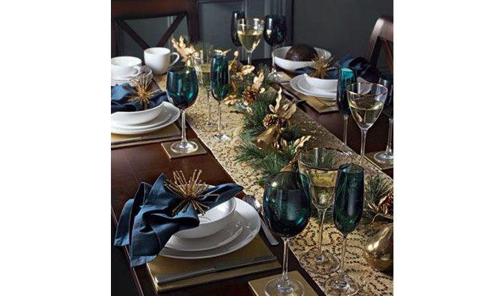 mesa de natal com enfeites em azul e dourado