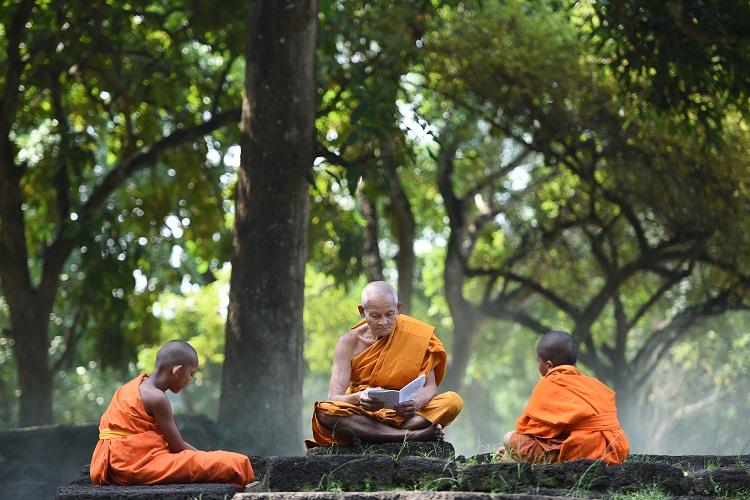 monges lendo meditação