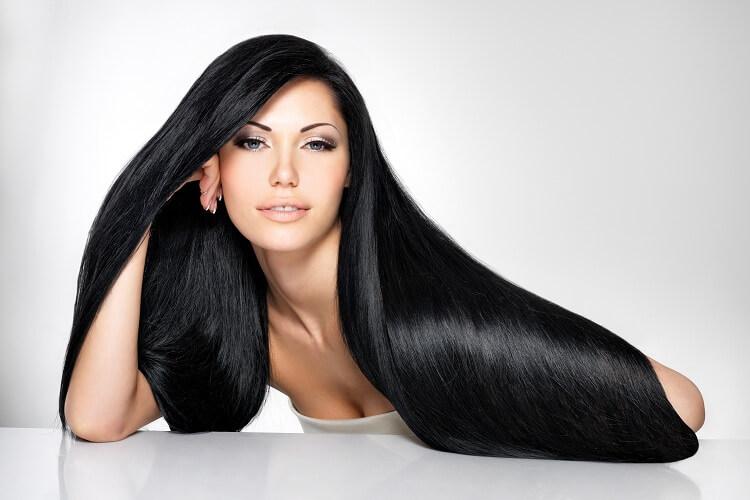 Mulher com cabelo liso e coloração ideal em preto