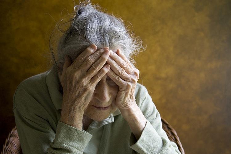 mulher-idosa-pensando-estagio-alzheimer