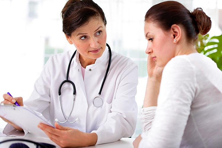 mulher-medica-paciente-consulta-hepatite