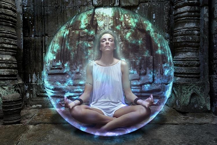 mulher meditando bolha mantras