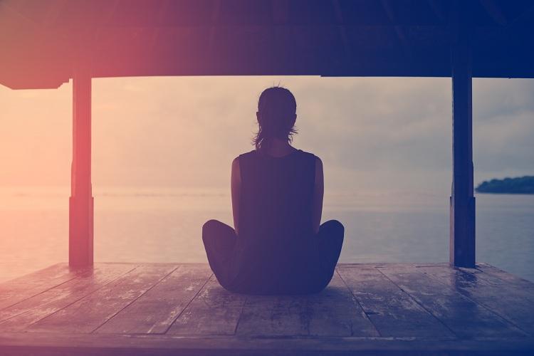mulher meditando cais beneficios meditacao