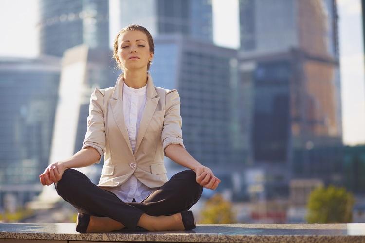 mulher meditando cidade mindfulness