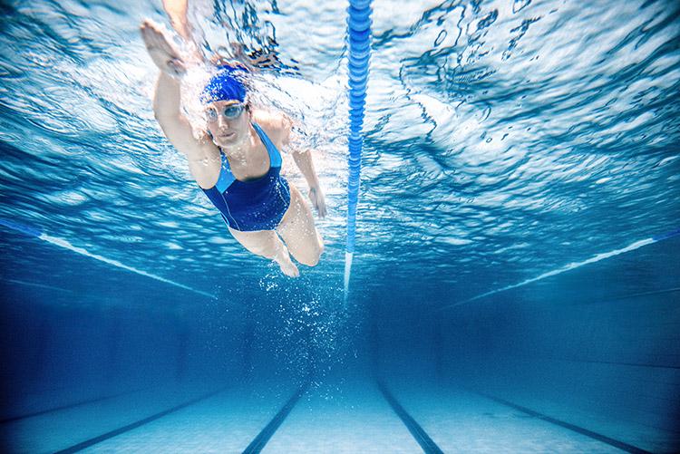 mulher-piscina-nadando-esporte-energia