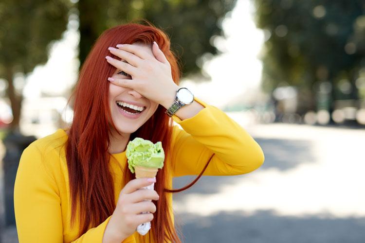 mulher ruiva tomando sorvete para descanso na dieta 