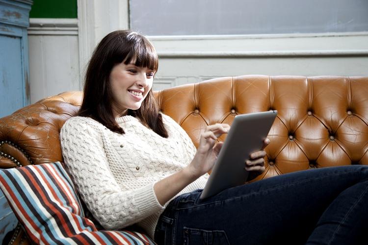 mulher sentada sofá tablet ipad app Calendário iphone e ipad