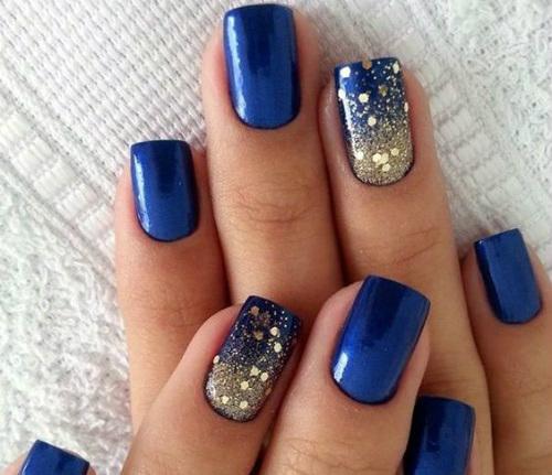 Nail art azul com glitter prata
