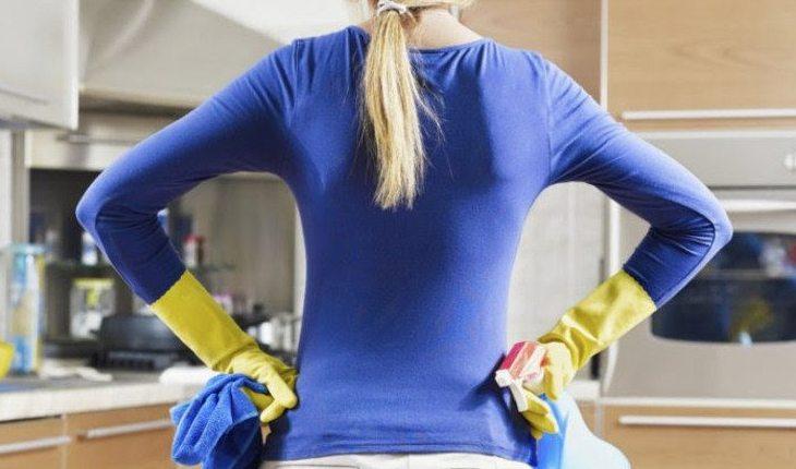 mulher segurando itens de limpeza de cozinha