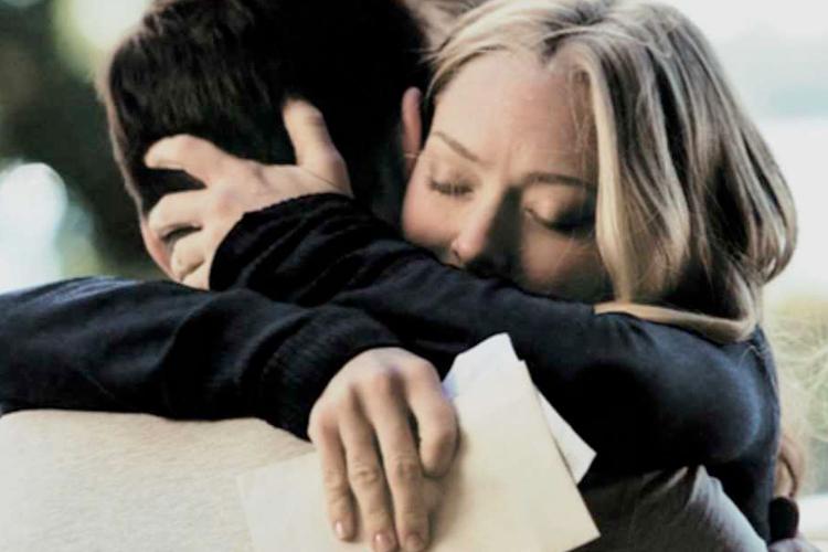 homem e mulher abraçando com perdão