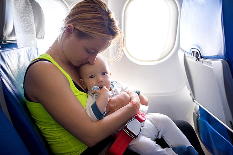 mulher com um bebê dentro do avião