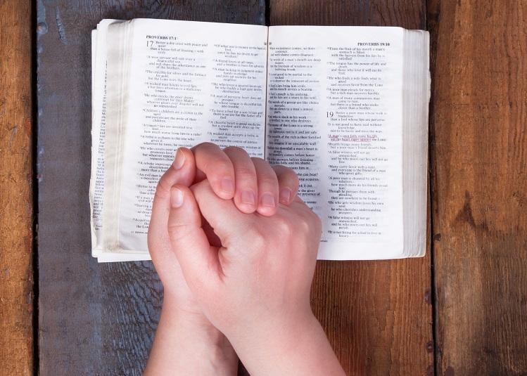 mãos-bíblia-novo testamento