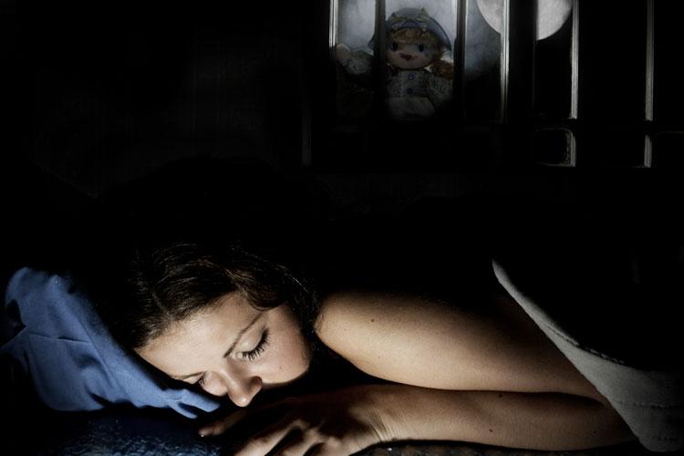 Mulher dormindo com pesadelos