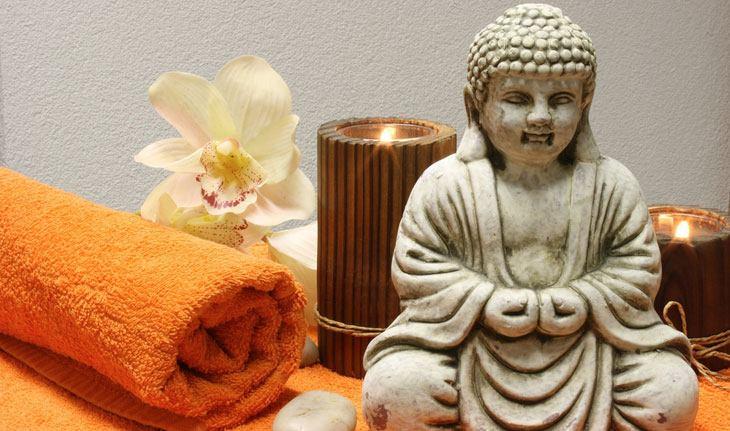 Toalha, incensos e Buda deixando um ambiente leve para meditação