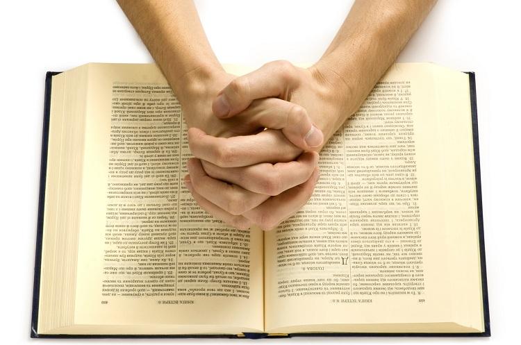 bíblia pelo mundo-mãos-fé