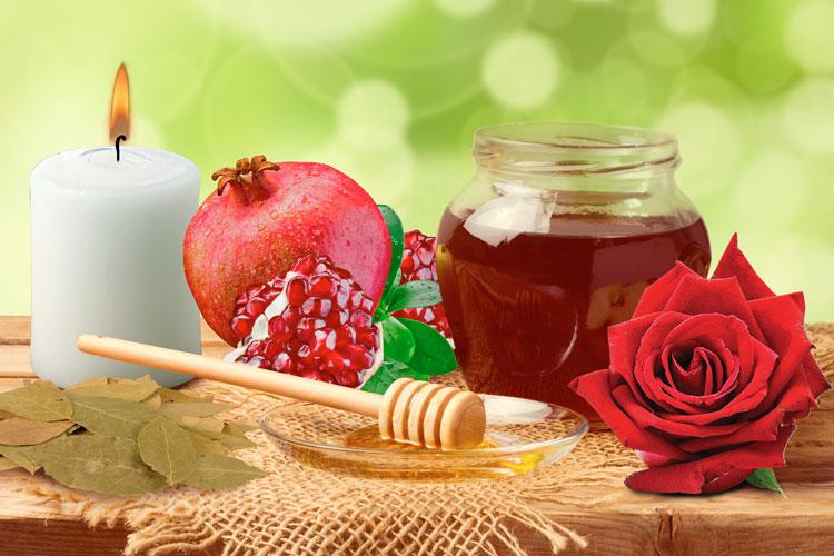 Mesa com ingredientes para magias: mel, vela e rosas vermelhas