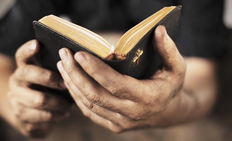 bíblia-mãos-livro mais importante
