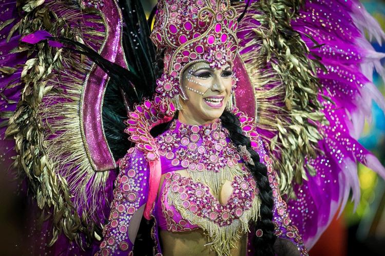 Aline Olivera é Rainha de Bateria do Carnaval 2017 pela Mocidade Alegre