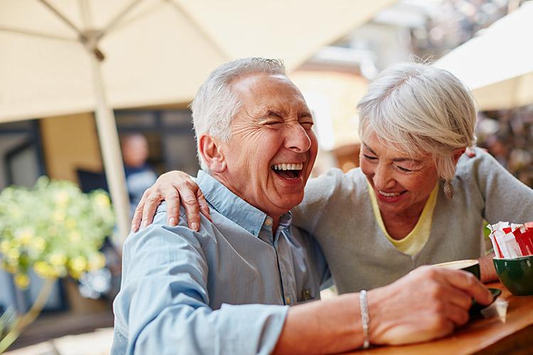 idosos rindo = Ser bem-humorado significa ter mais saúde física e mental
