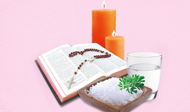 biblia, sal grosso, velas, terço