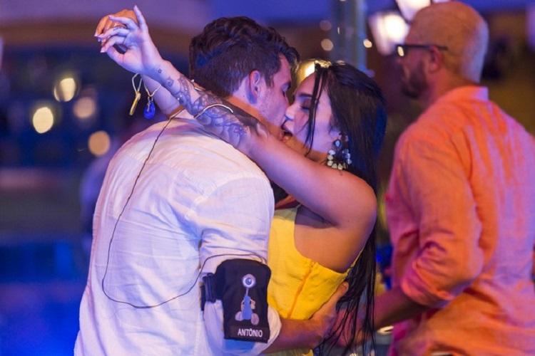 Antônio beija Mayara na Festa na Vila no BBB17