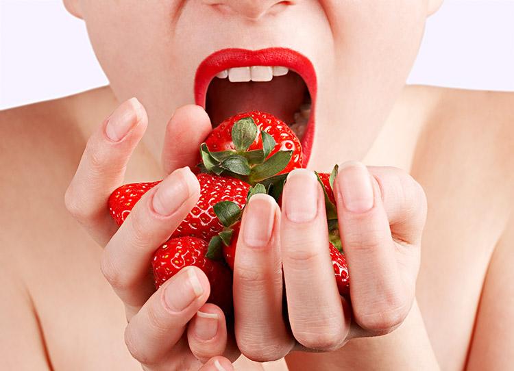 mulher comendo frutas morangos habitos
