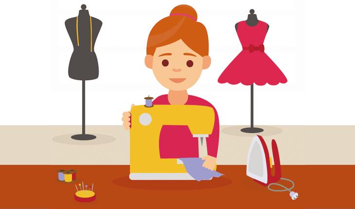 Na ilustração há uma mulher sentada em uma mesa com uma máquina de costura. Atrás dela há bustos com vestidos e outras roupas.