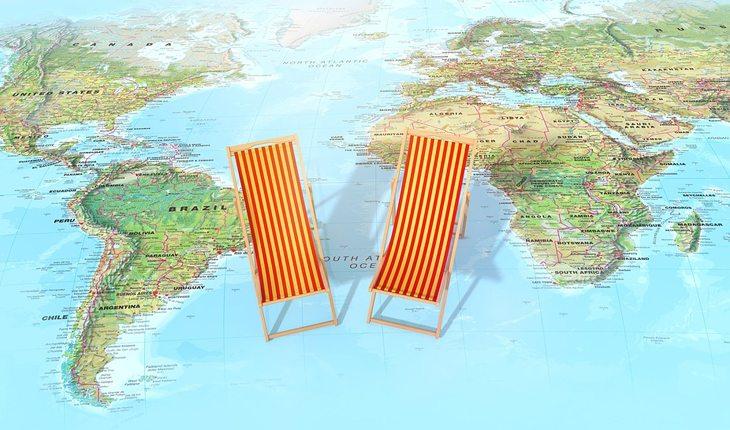 duas cadeiras de praia em cima de um mapa