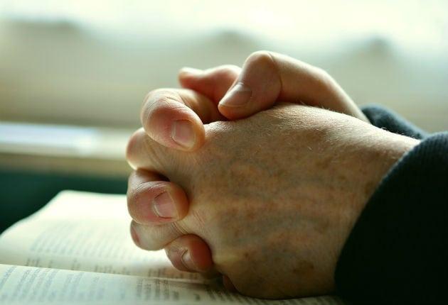 Duas mãos rezando