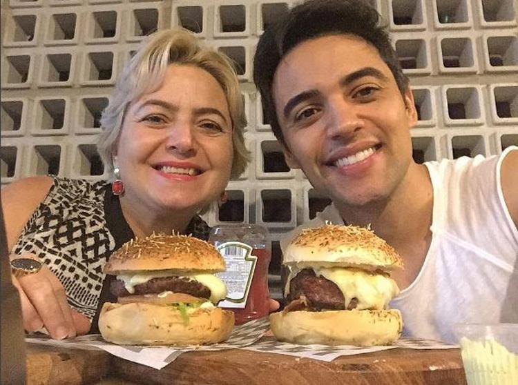 Gustavo, da Fred & Gustavo, compartilha momentos de companheirismo com a mãe no Instagram