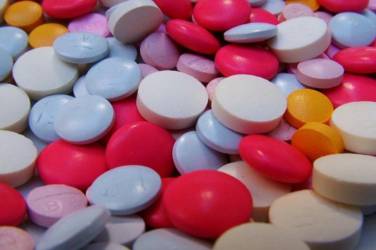 Várias capsulas de vitaminas usadas na medicina ortomolecular