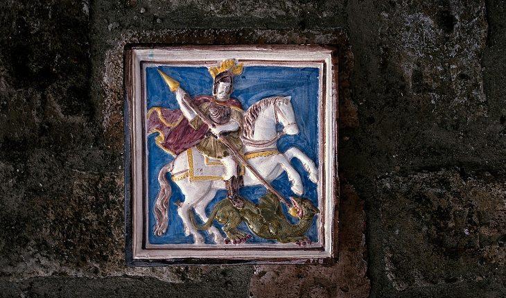 Imagem de São Jorge em quadro na parede para mostrar a intercessão de São Jorge