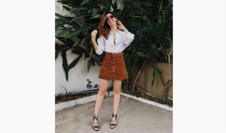 looks blogueira Camila Coutinho saia com botões instagram