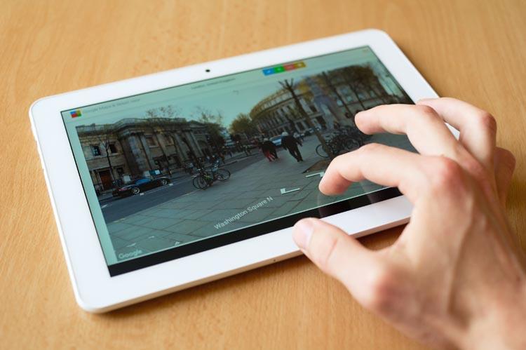 mao clicando ipad tablet google street view